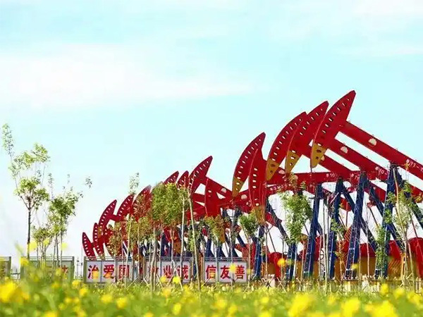 The automatic pipe pusher device of the Downhole Operations Company of Dagang Oilfield reduces burde(圖1)